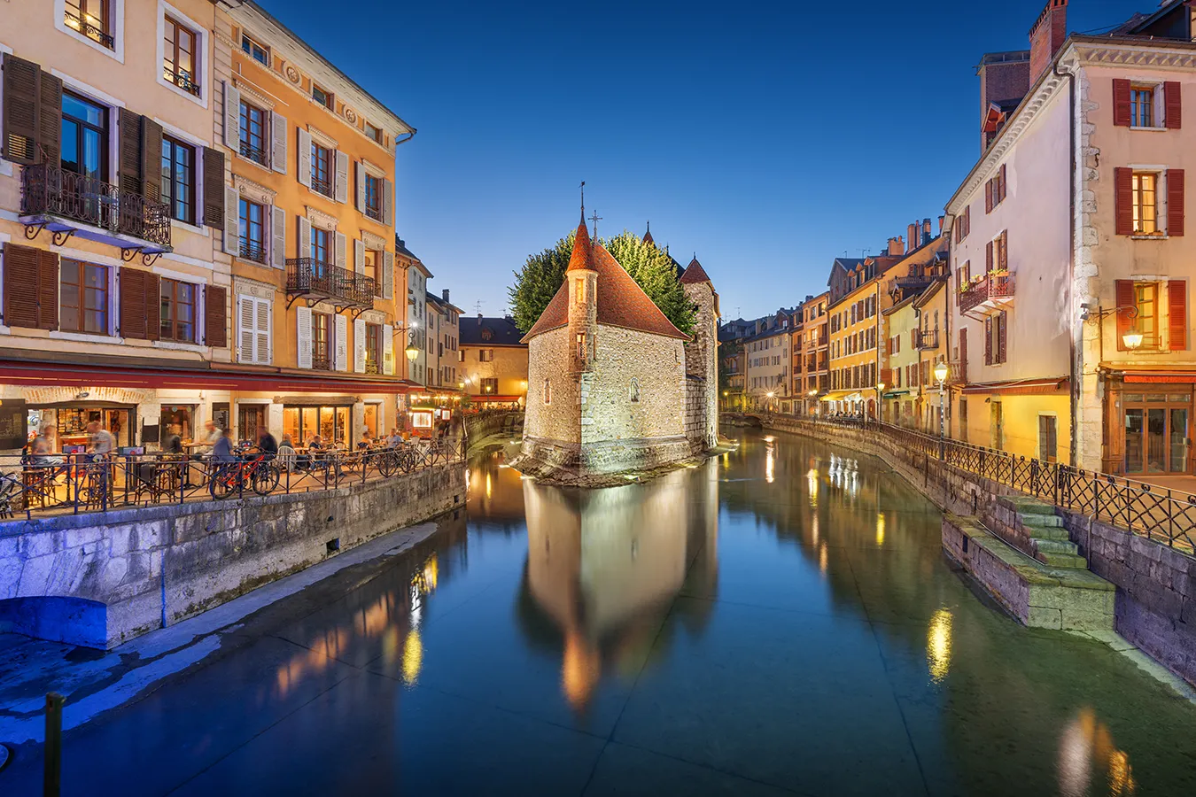 Vue nocturne d'Annecy en Haute-Savoie, illustrant le ciblage local des recherches Google pour les artisans de la région
