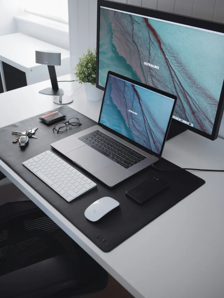 Bureau de création avec ordinateurs — photographie d’illustration